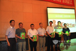 Sun Qingmin gives Green Book to customers 