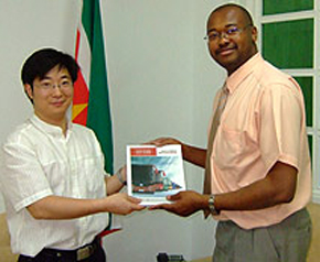 Guide hand in Surinam Embassy