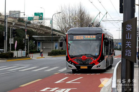 Yutong 18-meter Double Energy Powered Trolley Went into Operation in Shanghai