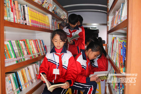 The “King Long Mobile Library” in school 