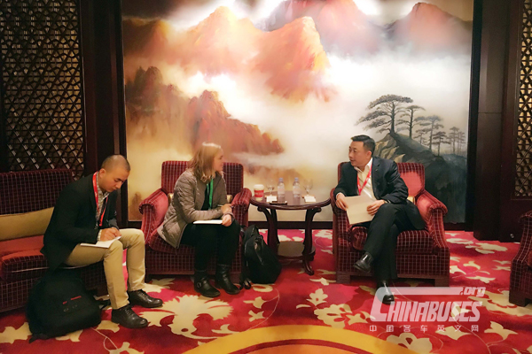 Zhou Fangming (Executive Deputy General Manager of King Long) Receiving Exclusive Interview by Jessi  Hempel, Chief Correspondent of Wired, a Well-known Journal in America