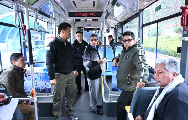 Six Bus Operators from Ecuador Visit Yantai Public Transport Group