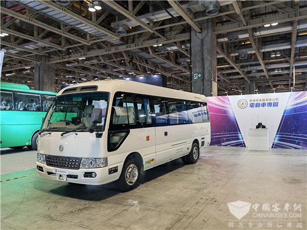 Two Golden Dragon Bus Models Attend Macao International Auto Show