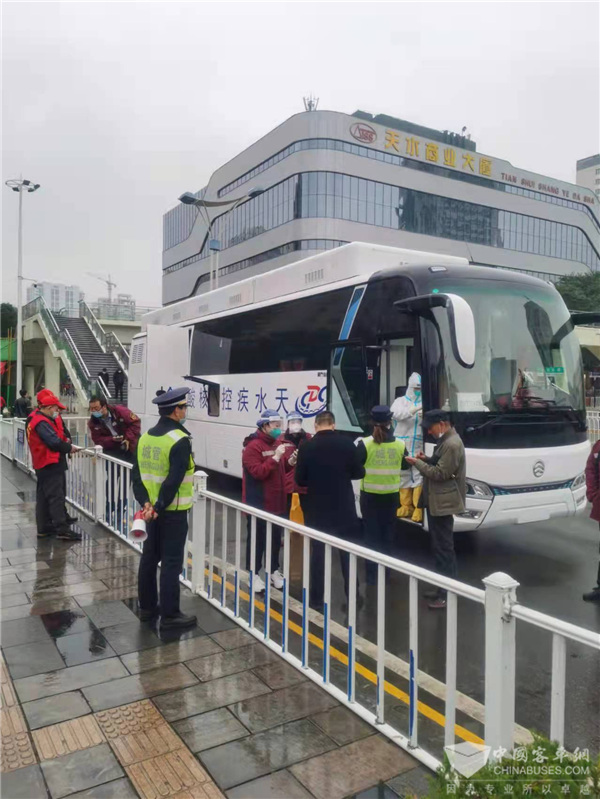 Golden Dragon Nucleic Acid Testing Vehicle Helps Tianshui Fight Against COVID-19
