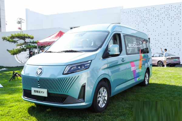Foton TOANO VAN Debuts in a Splendid Way