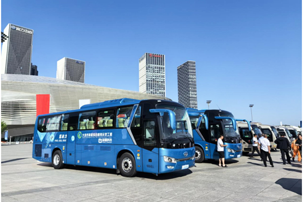 Golden Dragon Hydrogen Fuel Cell Bus Supports the 2024 Dalian Summer Davos Forum