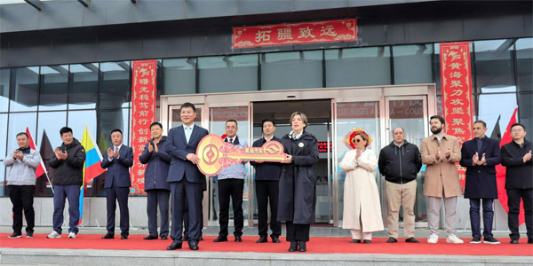 Huanghai Auto Holds Delivery Ceremony for Customized Buses for Colombia