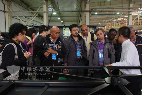 Journalists carefully listened Yutong art technic introduction