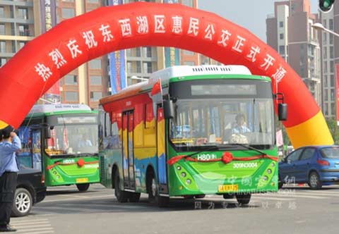 The first four loop bus lines benefiting the people opened formally in East and West Lake District in Wuhan