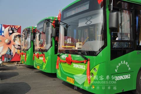 Yangtze natural gas buses ready to start off 