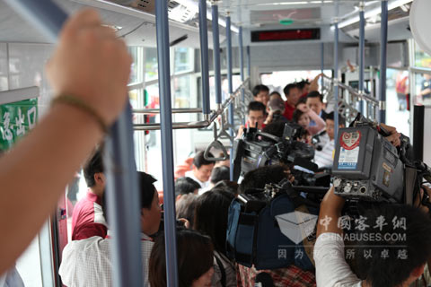 Officials in Taiwan test ride on Foton hybrid buses, warmly reported by local media