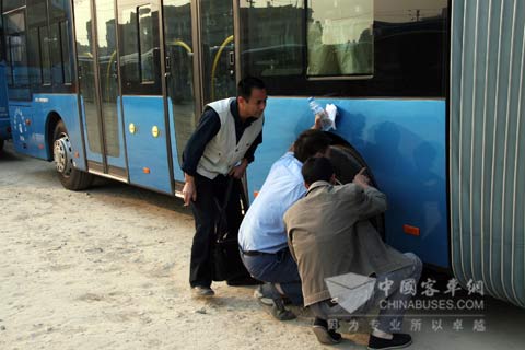 Youngman service safeguard panal is checking a Youngman bus