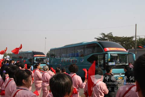 Yutong bus escorted transportation of torch bearers