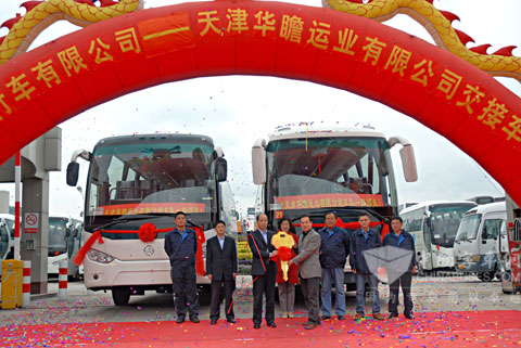 Li Peng ( the G.M. of the sales company of Xiamen Golden Dragon) transferred the golden key to Cao Jinqi ( the G.M. of of Tianjin Huazhan Transport Company).