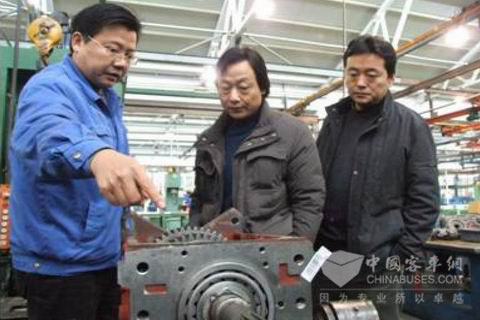  Wang Chang, the general engineer of Chongqing Hengtong Bus (Middle) visited the assembly factory with the company of Liu Shaodong, the deputy general manager of QJGT.
