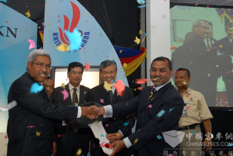 Higer Bus delegate transferred the bus key to the Ministry of National Defense of Malaysia