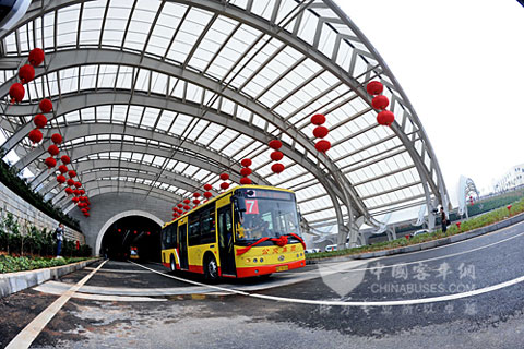 Kinglong Bus witnesses the opening of the first subbottom tunnel of mainland China with citizens