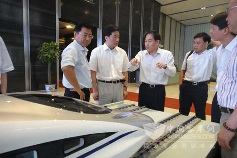 Zhao Xiaogang (the third from left), Zheng Changhong (the first from left) explain CRH-380A motor train unit to Yanping (second from left)