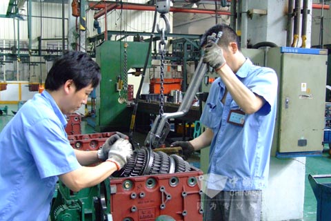 Workers are assembling gearbox 