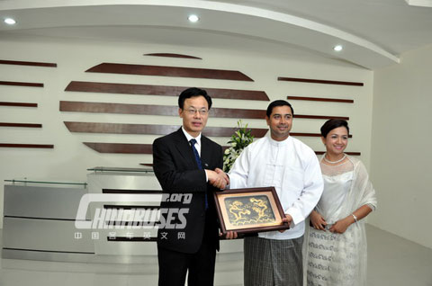 Gifts Transfer between Xie Weiguo, the Manager of Overseas Sales Department of King Long Bus and Partner in Burma