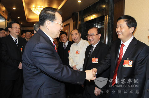 Li Changchun shaking hands with Tang Yuxiang