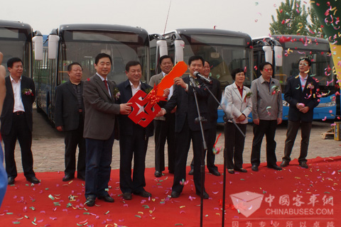 Li Haiping, Chairman of Zhongtong Bus transfers the key to Zhang Baoguo, Chairman of Liaocheng Public Transport Group