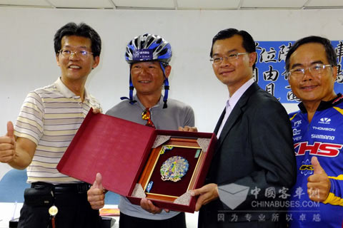 Chen Jun’an, director of Tourism Bureau of Tainan City gives gift to Fang Weidong