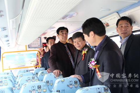 Important Leaders Visit Professional Hengtong Student Buses