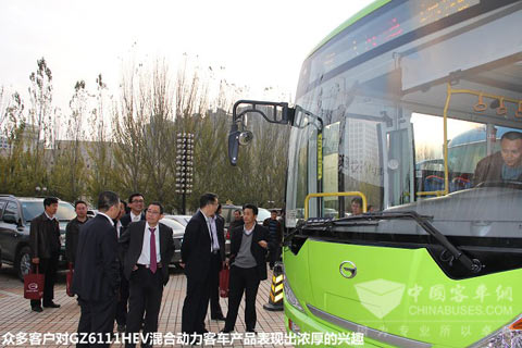 Many customers were interested in the GZ6111HEV hybrid bus product