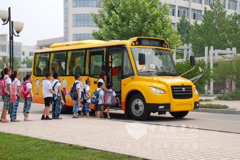 Zhongtong school bus LCK6800DX with its length 8 meter