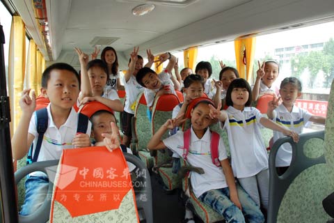 The group photo of students in Zhongtong school bus LCK6800DX