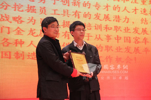 The chief editor Mr. Wu from www.chinabuses.org issued the prize to the Kinglong
