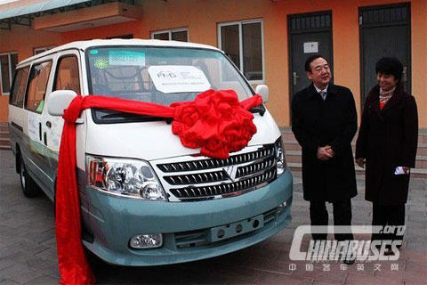 Foton Media Gathering donates K1 bus to special school