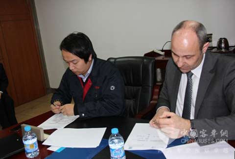 Chairman of Sunlong Bus with the chairman of Vibracoustic's global President signed a cooperation agreement.