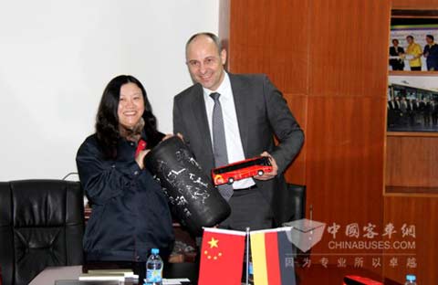 The vice-general manager of Sunlong Bus exchanges the presents with Vibracoustic