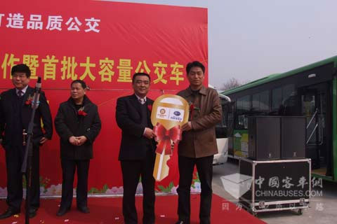 The Chairman of CHTC·BONLUCK BUS handed over the new bus key to the general manager of Ganzhou bus public transportation company. 