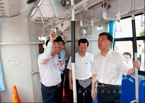 Secretary Wang praising Wuzhoulong pure electric bus  