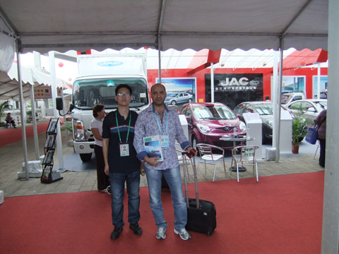 The editor from www.chinabuses.org and the buyer from Peru in Canton Fair