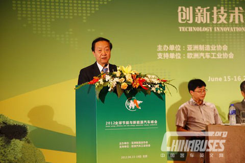 Former Director of the Ministry of Industry and Information Technology Li Yizhong is making a speech