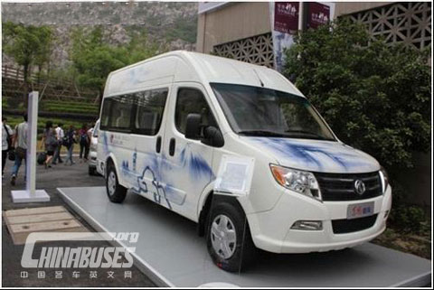"Blue and White Porcelain" --Dongfeng Yufeng mini bus