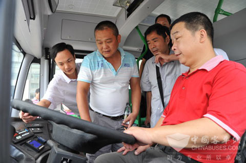 The personnel from Yangtze Bus is telling the detailed explanation about LNG buses