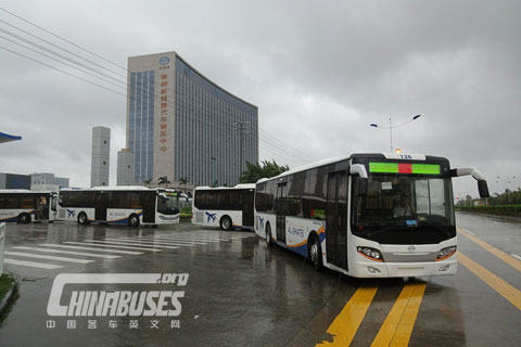 Buses leaving WUZHOULONG gate one by one