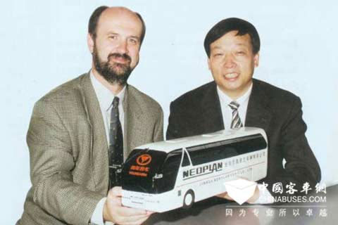 The group photo of Pang Qingnian,Chairman of Youngman with Batha, chief engineer of NEOPLAN in 1999.