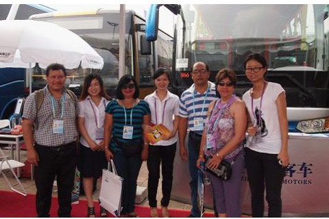 Ecuador Customers visit the booth of Shenzhen Wuzhoulong