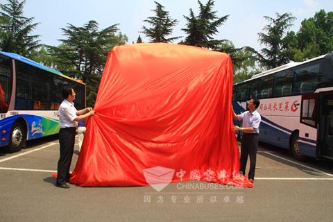 unveiling the 10,000th gas bus