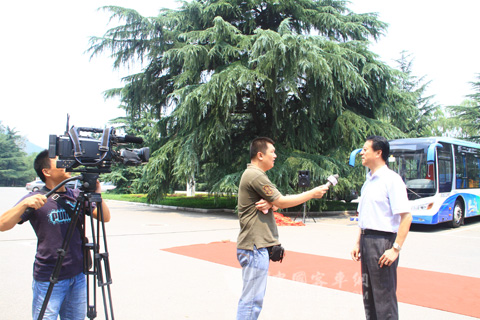 sun qingmin being interviewed