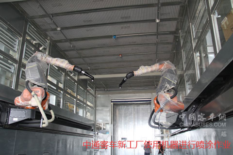 Spraying Buses with Machine in Zhongtong New Factory 