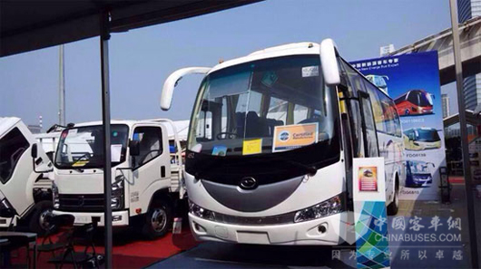 Wuzhoulong Brings its Luxury Coach on Display at Canton Fair