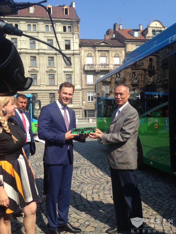 Li Manchang, Chinese ambassador to Serbia (right)  gave a  bus model to Sinisa Mali, mayor of Belgrade(right) as a gift
